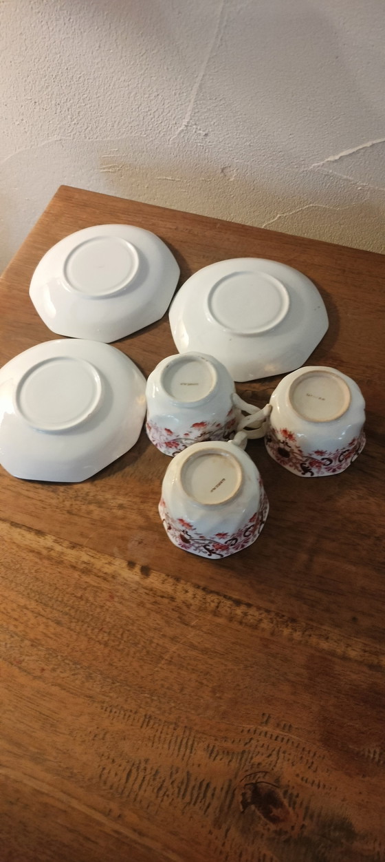 Image 1 of Tres tazas y platillos británicos de la colección de 1893-1894, octogonales, estilo Reina Ana.