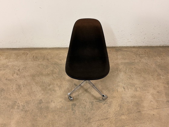 Image 1 of Silla lateral PSCC fabricada en fibra de vidrio por Charles y Ray Eames para Vitra / Herman Miller, década de 1970.