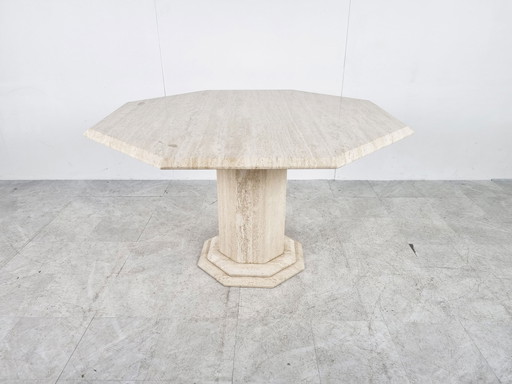 Mesa de comedor octogonal italiana de travertino, años 70