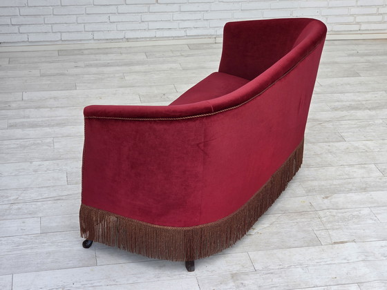 Image 1 of Sofá danés de dos plazas, años 60, terciopelo rojo, patas de madera de fresno.