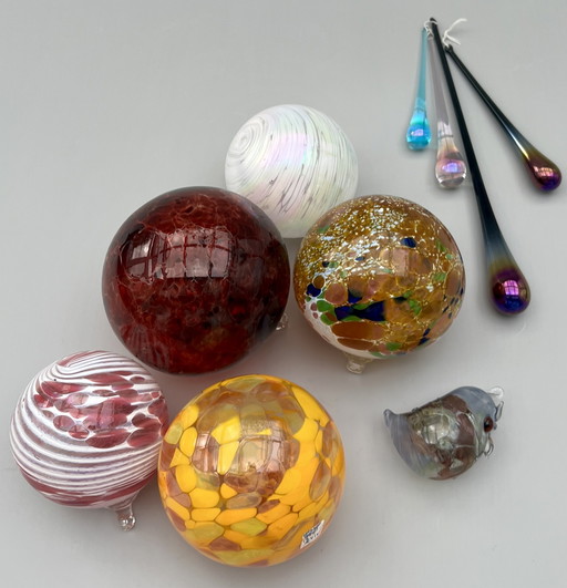 Lot handgeblazen studioglas – glazen bollen, druppels en vog