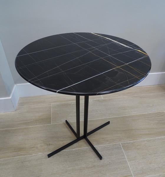 Image 1 of Table basse ou table d&#39;appoint Natuzzi, marbre Sahara Noir, XXIe siècle – Italie