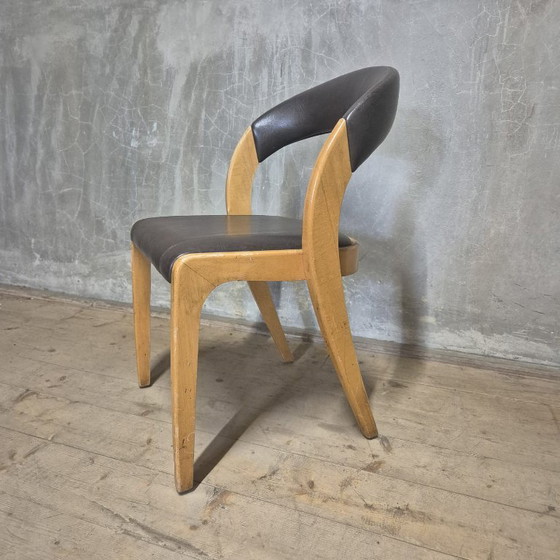 Image 1 of Chaise de salle à manger vintage à dossier incurvé, bois et similicuir, Tchécoslovaquie, années 1970