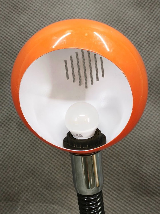 Lampe de table italienne orange Space Age réglable à col de cygne des années 1970 – Métal, Plastique (photo 7 of 11)
