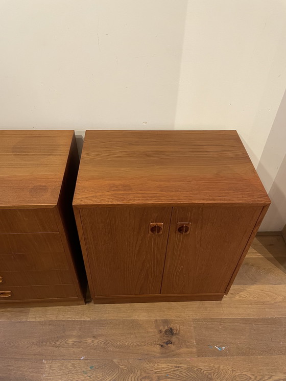 Image 1 of Twee vintage kastjes eikenfineer uit Denemarken vintage ladekast en kastje met deuren 