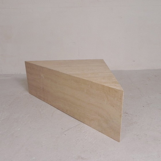 Image 1 of Mid Century travertin salontafel met driehoekig blad, jaren 70