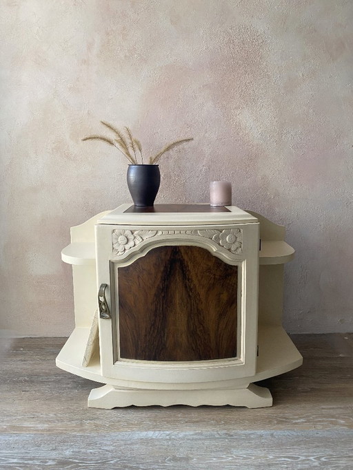 Mesita de noche Art Déco: profundo contraste entre la madera de nogal y la pintura color crema.