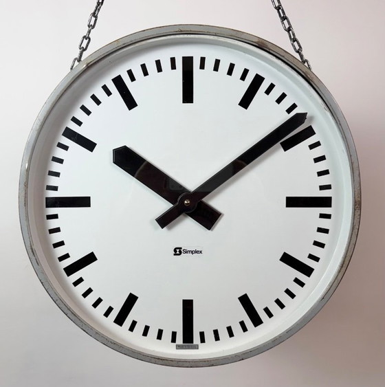 Grande horloge industrielle double face pour chemin de fer ou usine, de la marque Simlex, années 1960 (photo 4 of 18)