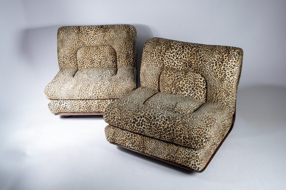 Image 1 of Sedie italiane con struttura in legno e tessuto leopardato, Italia anni '80 (2 disponibili)