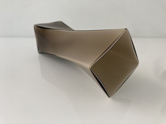 Image 1 of Getordeerd vaasje van bruin rookglas