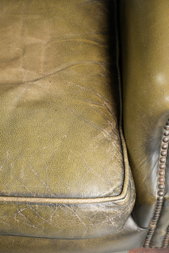 Charaktervoller grüner Rindsleder Chesterfield Ohrensessel im englischen Stil – Leather (photo 10 of 14)