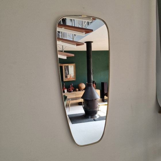 Image 1 of Miroir vintage des années 1950/60, miroir allongé avec cadre en laiton, miroir mural rétro, cadre doré