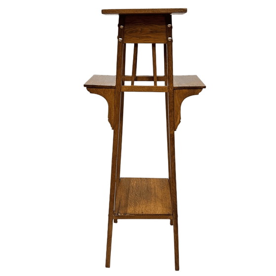 Image 1 of Mesa de pedestal para plantas con estantes laterales, estilo Art and Crafts, roble, década de 1890