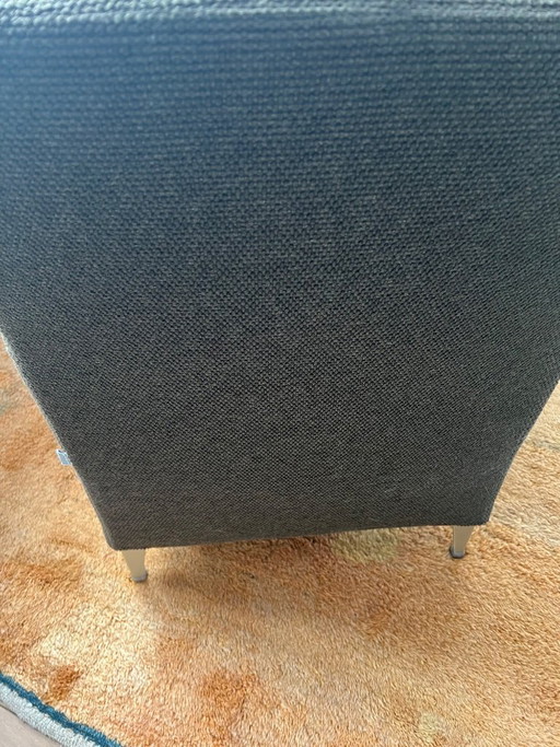 Sillón de B&B Italia, modelo Dandy, en tela marrón.