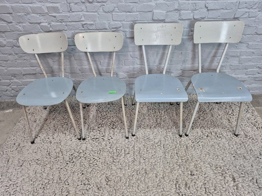 Chaises industrielles en bois, structure gris clair et assises bleues, lot de quatre – Pays-Bas, années 1950