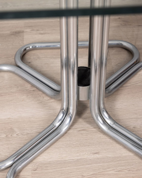 Image 1 of Vierkante tafel uit de jaren 70 in verchroomd metaal en glas Italiaans ontwerp