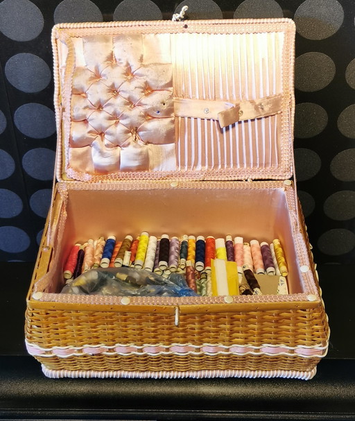 Lovely Vintage Wicker Sewing Basket With Contents (W33cm/H17cm/D23cm)