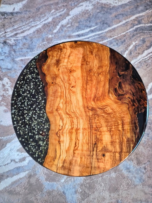 Olive Bloom – Mesa redonda hecha a mano con madera de olivo, resina epoxi y flores de gypsophila.