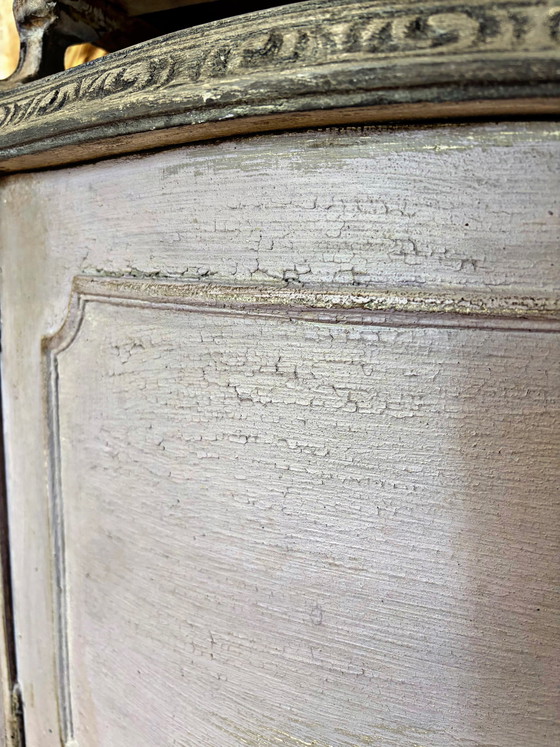 Image 1 of Vitrina rococó Luis XV con pátina: una pieza única con encanto atemporal.