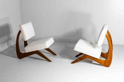 Paar sculpturale modernistische loungestoelen in walnoot en bouclé