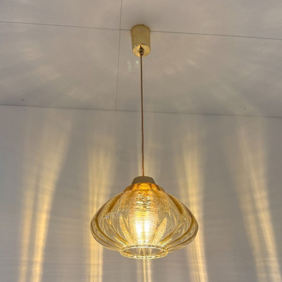 Image 1 of Vintage hanglamp met amberkleurige glazen kap