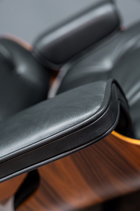 Image 1 of Eames loungestoel + voetenbank "jubileumeditie"