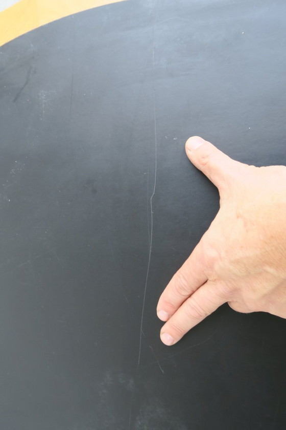 Image 1 of ronde eettafel van Rud Thygesen en Johnny Sorensen voor Magnus Olesen