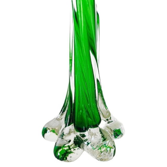 Image 1 of Vase vintage en verre vert torsadé, style milieu du siècle, années 1950
