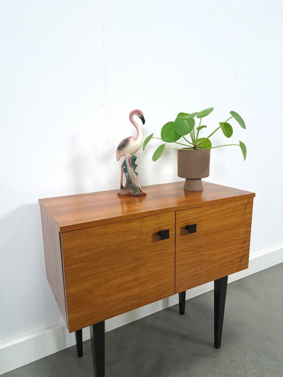 Image 1 of Klein kastje met zwarte hoge poten en 2 deuren