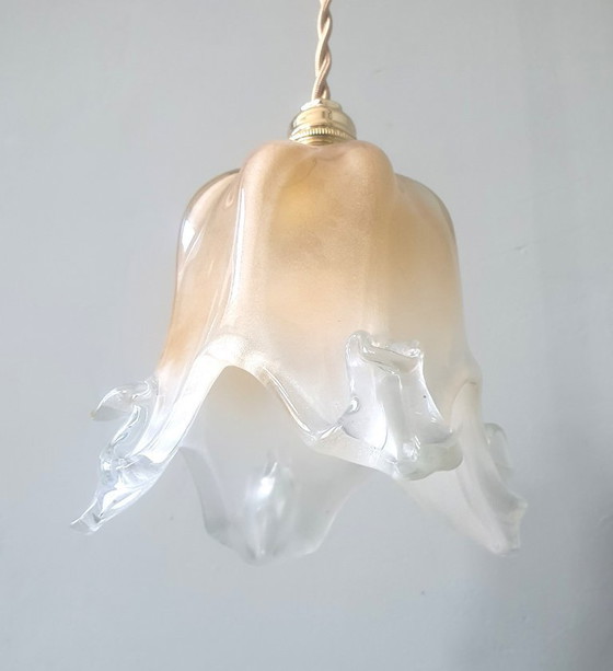 Image 1 of Lampada a sospensione vintage in Murano dalla forma a campana morbida e ondulata.