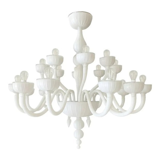 Image 1 of Lampadario monumentale contemporaneo italiano in vetro di Murano bianco a 18 bracci