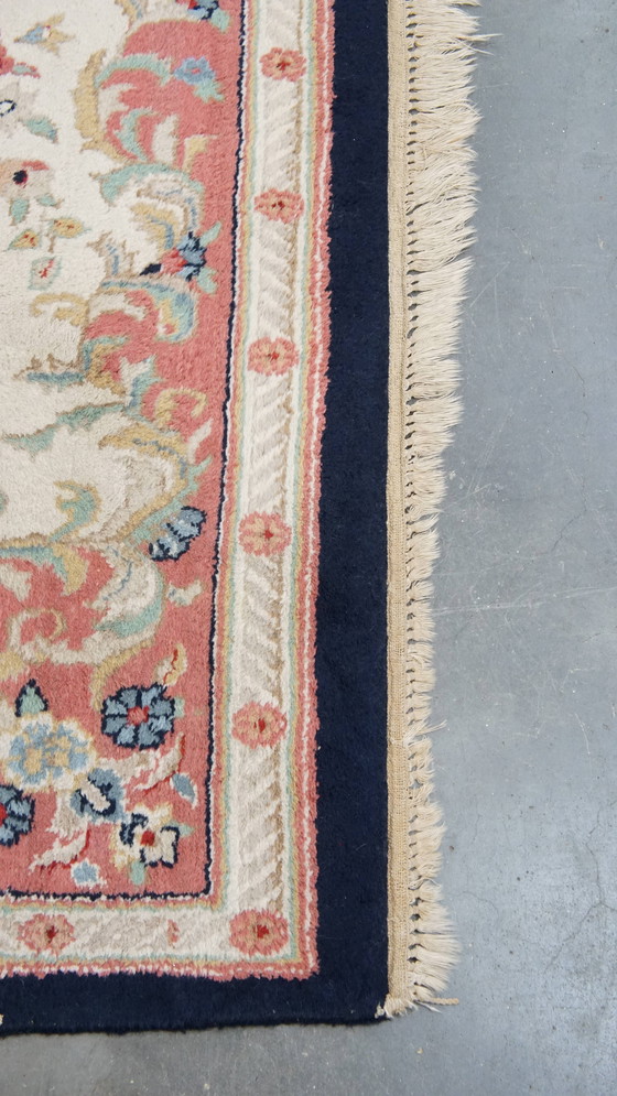 Image 1 of Groot Vintage Kirman Vloerkleed/Tapijt Met Donkerblauwe En Roze Kleuren 328x238cm