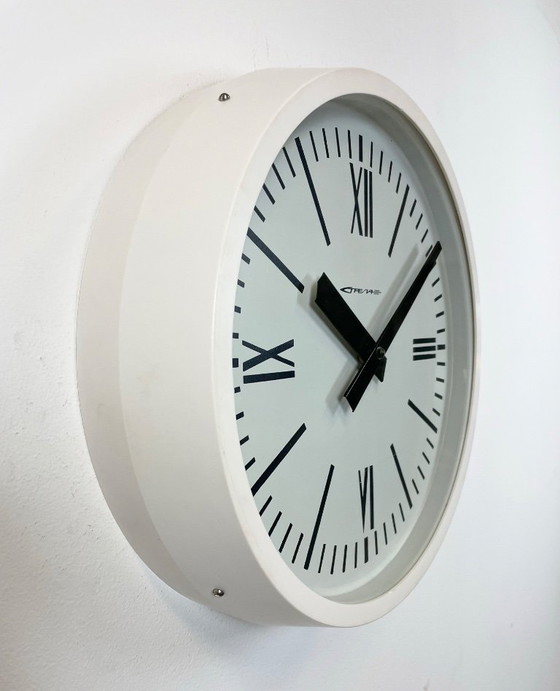 Image 1 of Witte industriële Sovjet-bakeliet wandklok van Strela, jaren 80.