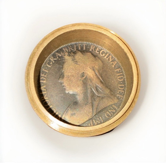 Image 1 of Antike britische Dose mit originalen Penny-Münzen (1899 & 1901)