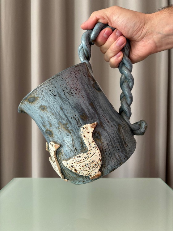 Keramische kan met gevlochten handvat en reliëffiguren, Decoratieve objecten, Keramiek, Blauw, Rustic (foto 8 van 11)