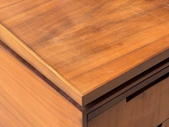 Image 1 of Elegante escritorio de mediados de siglo en nogal, década de 1960.