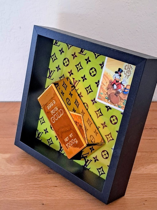 GEK-NERD - Louis Vuitton Gold Bar vs. Uncle Scrooge - Escultura de arte moderno – beeldhouwkunst (photo 2 of 11)