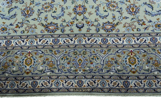 Image 1 of Tappeto in sughero Kashan annodato a mano – 423 x 304 cm – Pregiato tappeto orientale color verde pistacchio con motivi floreali