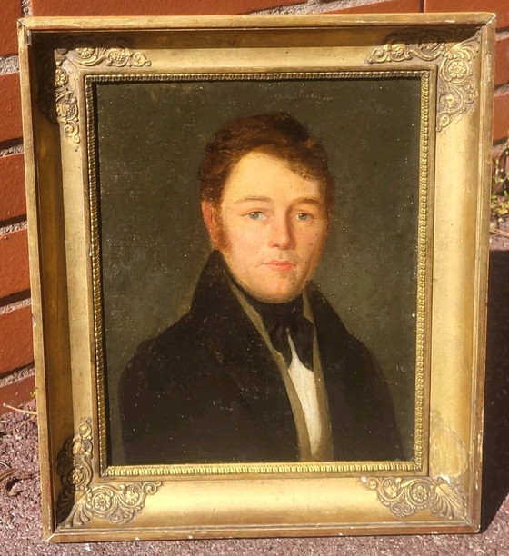 Image 1 of Gesigneerd 19e-eeuws schoolportret van een heer.