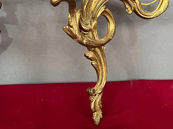 Een paar vergulde, massief bronzen wandlampen in rococostijl. (photo 3 of 8)