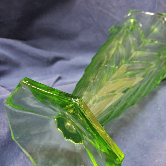 Vase Antique Art Déco Bohémien en Uranium / Verre Géométrique Effilé (Verre de Bohème) – Glass (photo 15 of 15)
