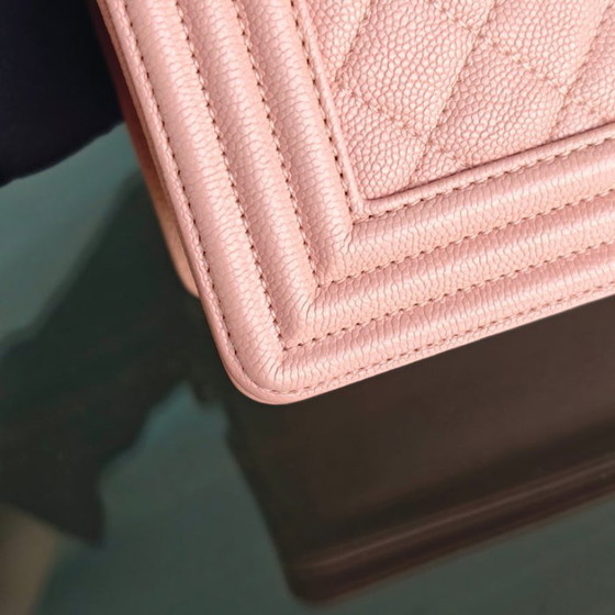Image 1 of Borsa Chanel Boy Medium - Caviar 25 cm trapuntata rosa chiaro con finiture dorate Serie 25