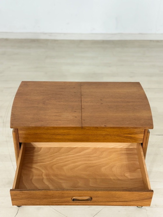 Image 1 of Tavolo da cucito vintage in teak, mobiletto da cucito, cassettiera, tavolino laterale, design danese