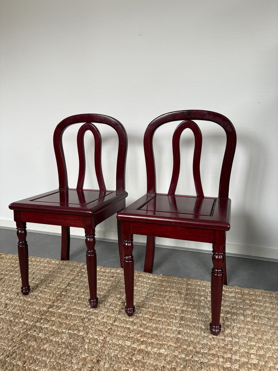 Image 1 of Ensemble vintage/antique de chaises d'enfant chinoises en bois laqué rouge vin, hauteur 72 cm
