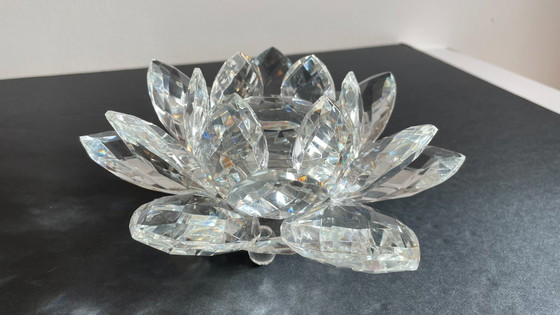 Image 1 of FLOWER Paperweight in Chiselled Crystal