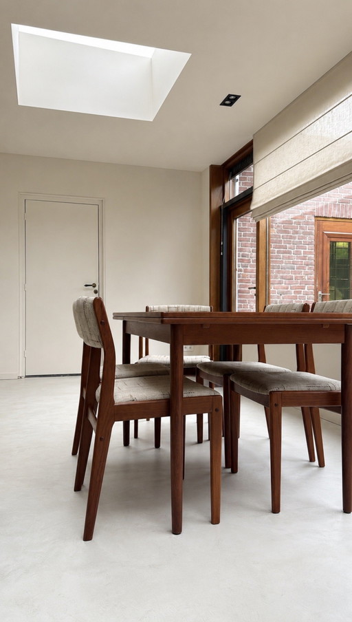 Juego de comedor danés vintage con mesa y sillas.