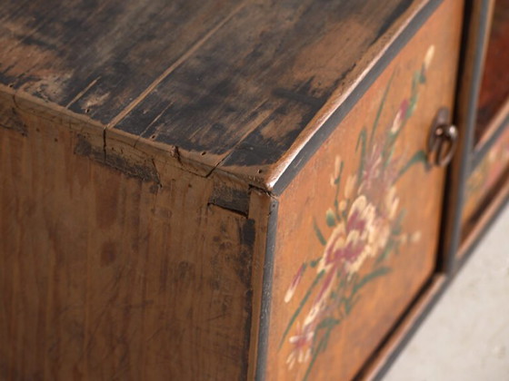 Antiker niedriger Schrank mit bemalten Blumen aus Kiefernholz – China, ca. 1900 – Buffetschränke, Iron (photo 22 of 40)