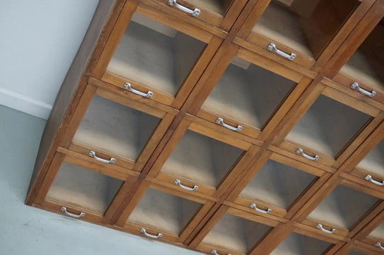 Image 1 of Großer, antiker deutscher Kurzwarenschrank/Vitrinenschrank aus Buchenholz, 1950er Jahre