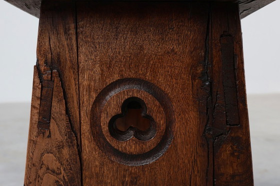 Image 1 of Neo Gotische massief eikenhouten rechthoekig gesneden kruk, Frankrijk ca. 1900