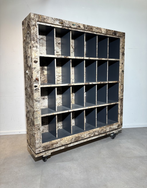 Bibliothèque en écorce de bouleau par Sophie Gallardo & George Guillaume Cassan